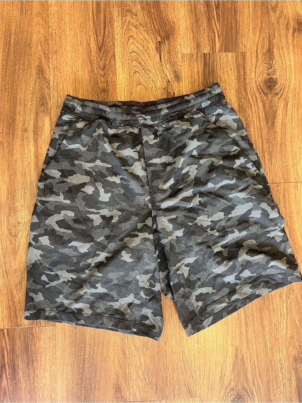 lululemon athletica Men's Gray Camo Athletic Shorts 9 inch